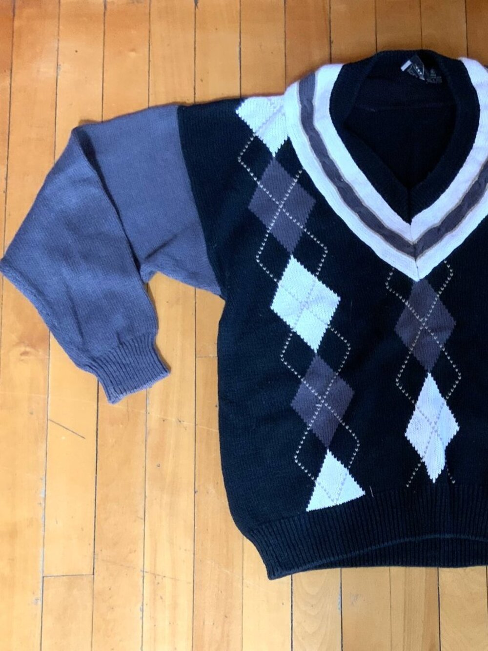 Men's "JED" Argyle V-Neck Sweater. XL